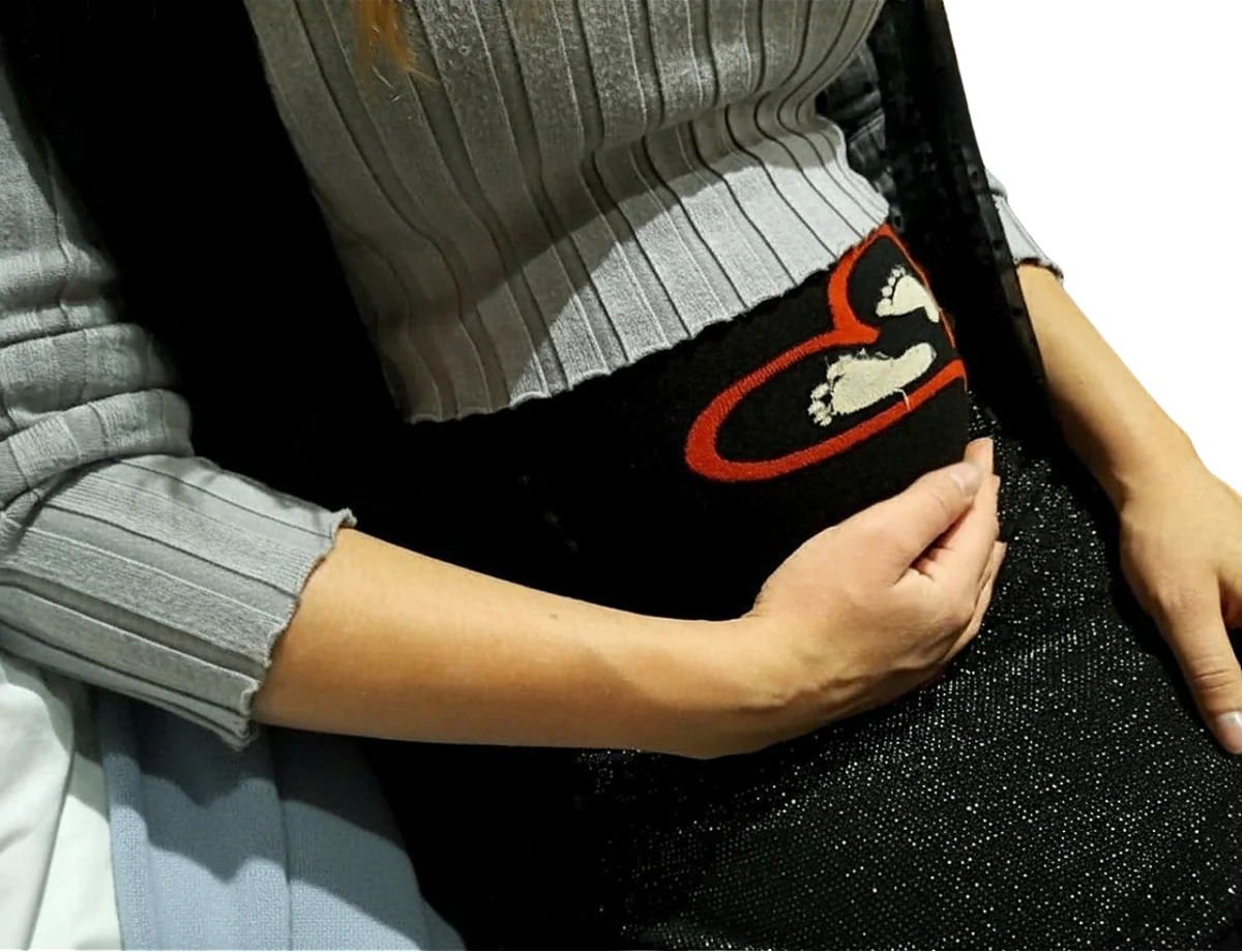 Schwangere Frau hält ihren Babybauch